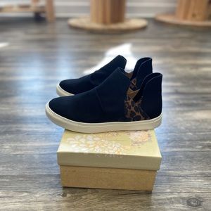 Very G black high top sneakers